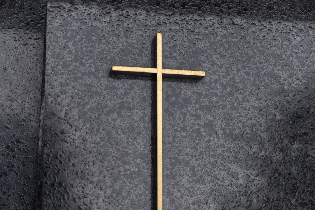 Làpides de marbre i granit