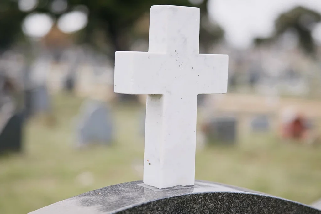 Làpides de marbre i granit