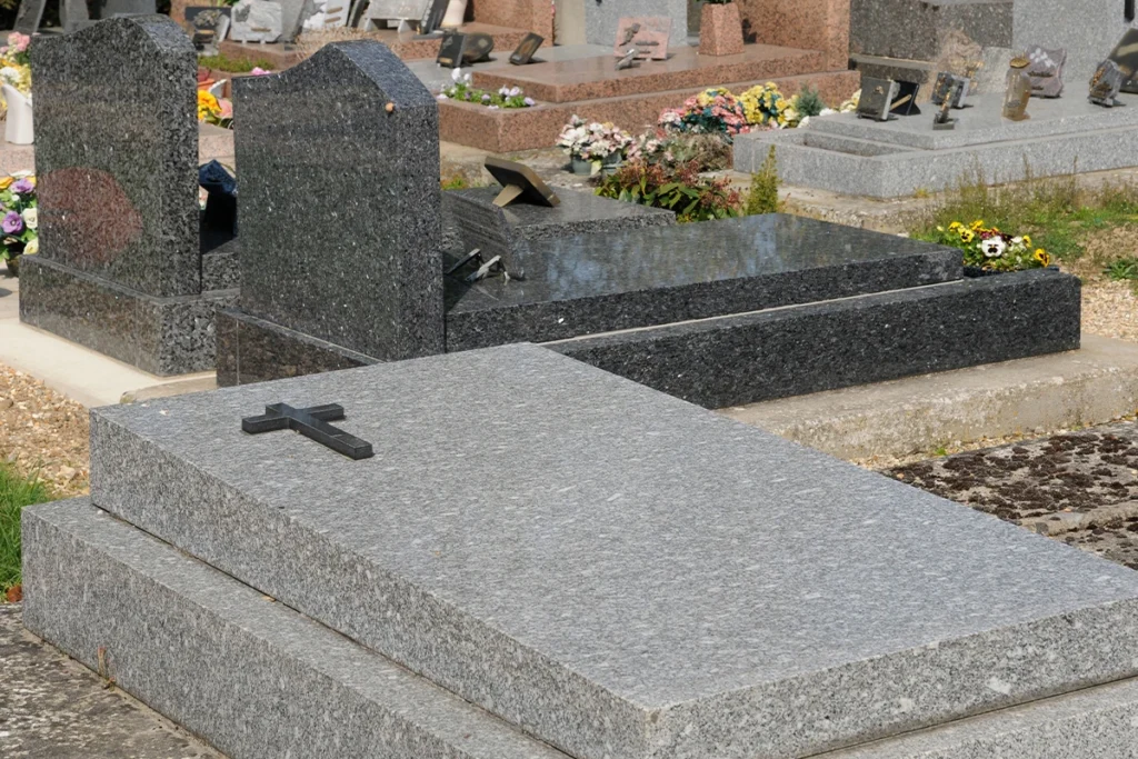 Làpides de marbre i granit